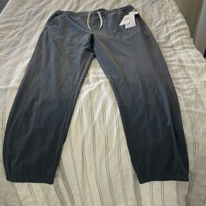 New men’s kore jogger with tags.